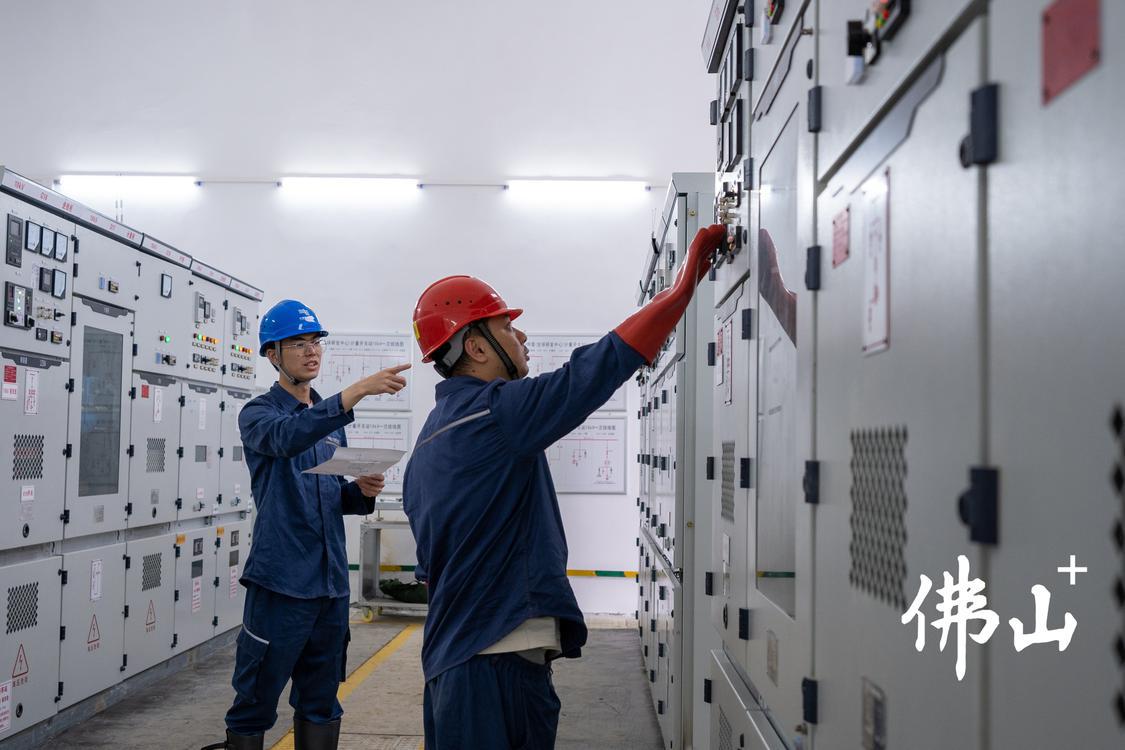 5月24日,三水局工作人员在邦普总部进行投产送电验收。(李杰 ).jpg