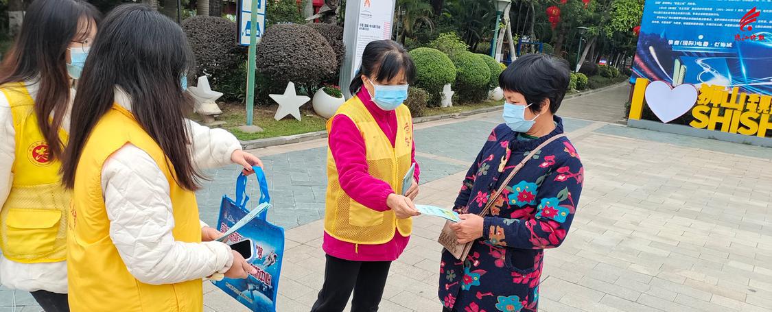 志愿者向街坊宣传垃圾分类.jpg