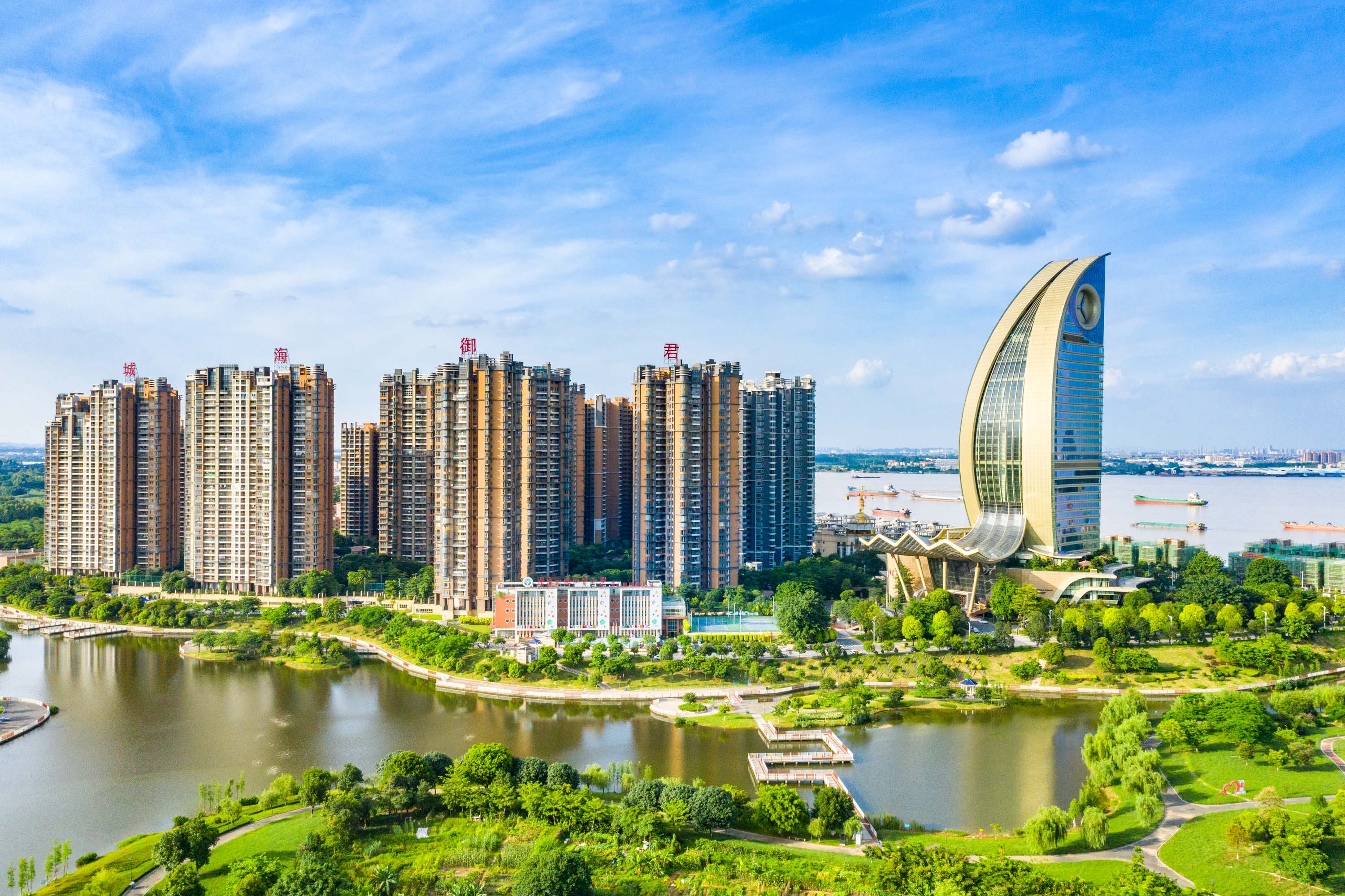 到了入夜时分,智湖湿地公园也显现出独有的魅力.