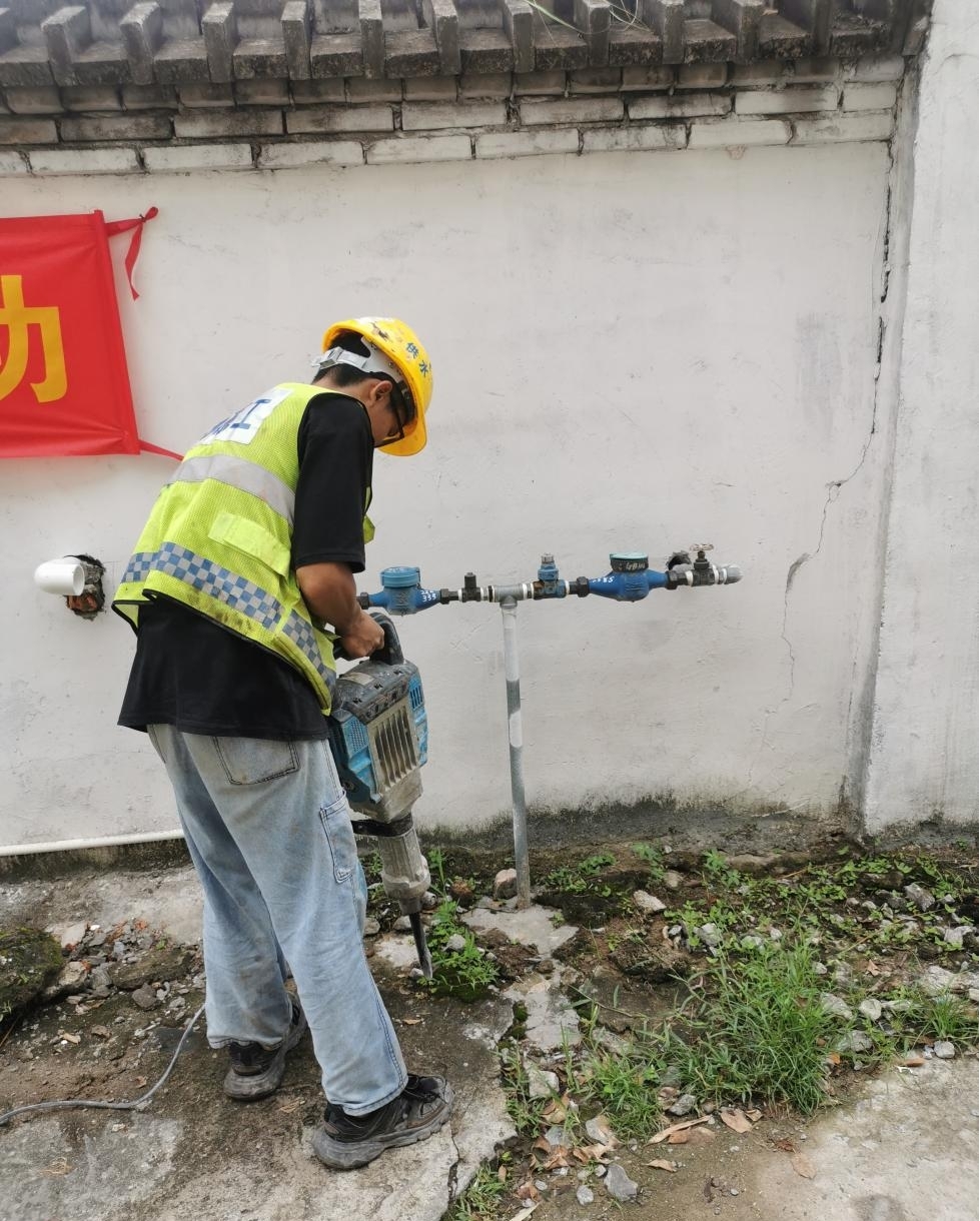 桂城瀚蓝供水工作人员为企业装表通水。受访者供图.jpg