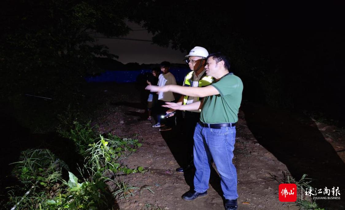 6月14日晚，顺德区住房城乡建设和水利局到容桂龙涌电排站新建工程和容桂闸站群监控系统改造工程督导度汛防御工作。.png