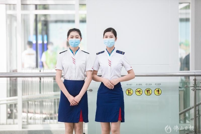南海有轨电车一号线工作人员。/佛山日报记者王伟楠 实习生黄余雄摄