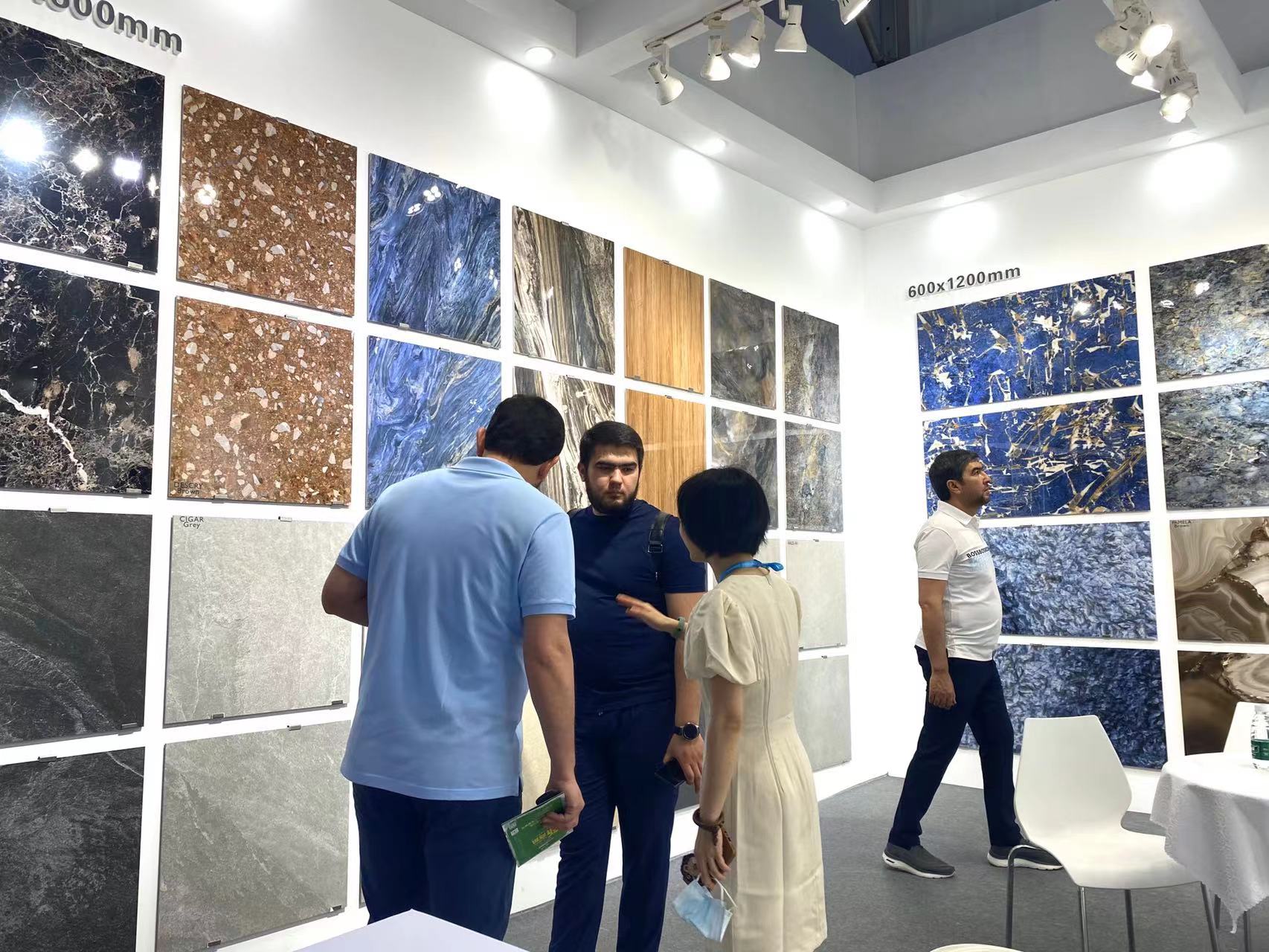 外国客商在第38届佛山陶博会现场咨询参展产品。.jpg