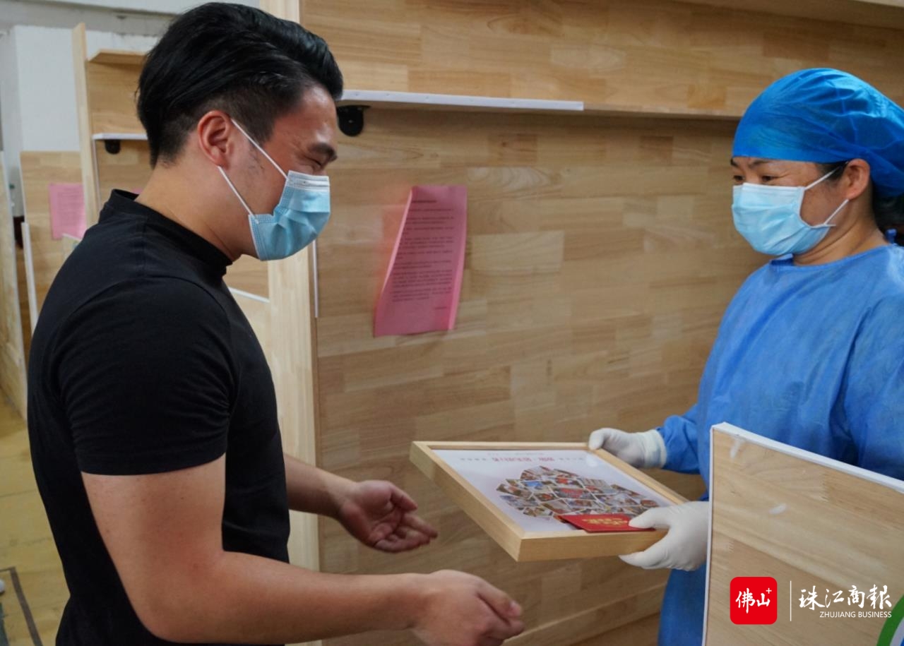 龙江内地港人协会理事长黄展雄为医护人员赠送“致敬最美逆行者”纪念相框。.jpg
