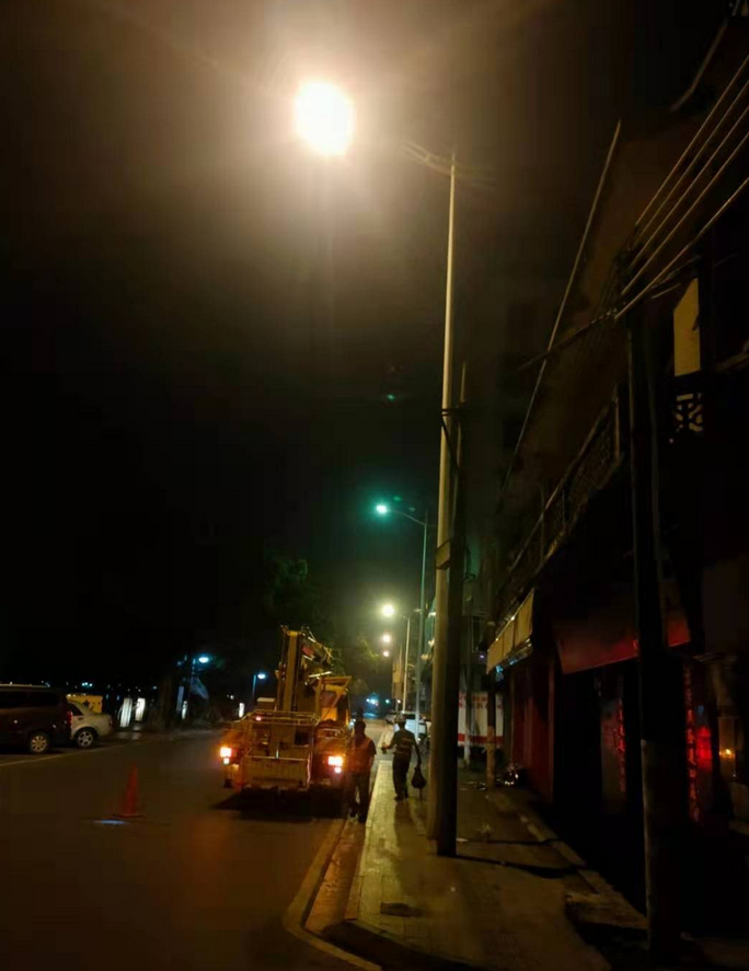 维修后复亮的路灯。