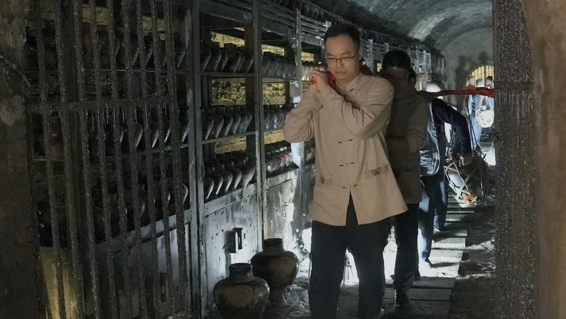 资深酿酒师傅进入丰太洞取酒。.JPG