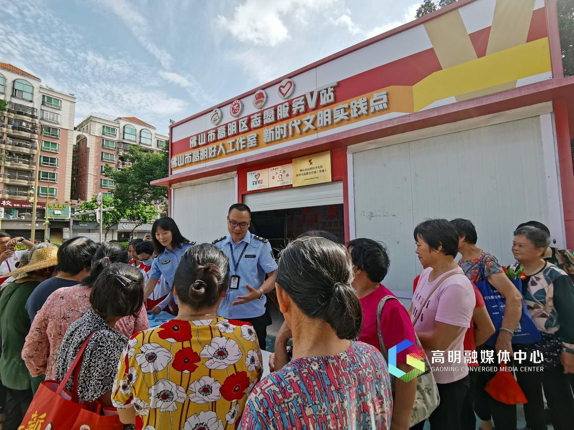 市场监管人员现场讲解保健食品知识并派发宣传资料。.jpg