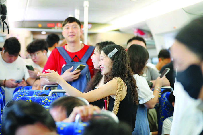东莞至番禺段客流增加,旅客在车厢交流乘车感受。 东莞至番禺段客流增加,旅客在车厢交流乘车感受。
