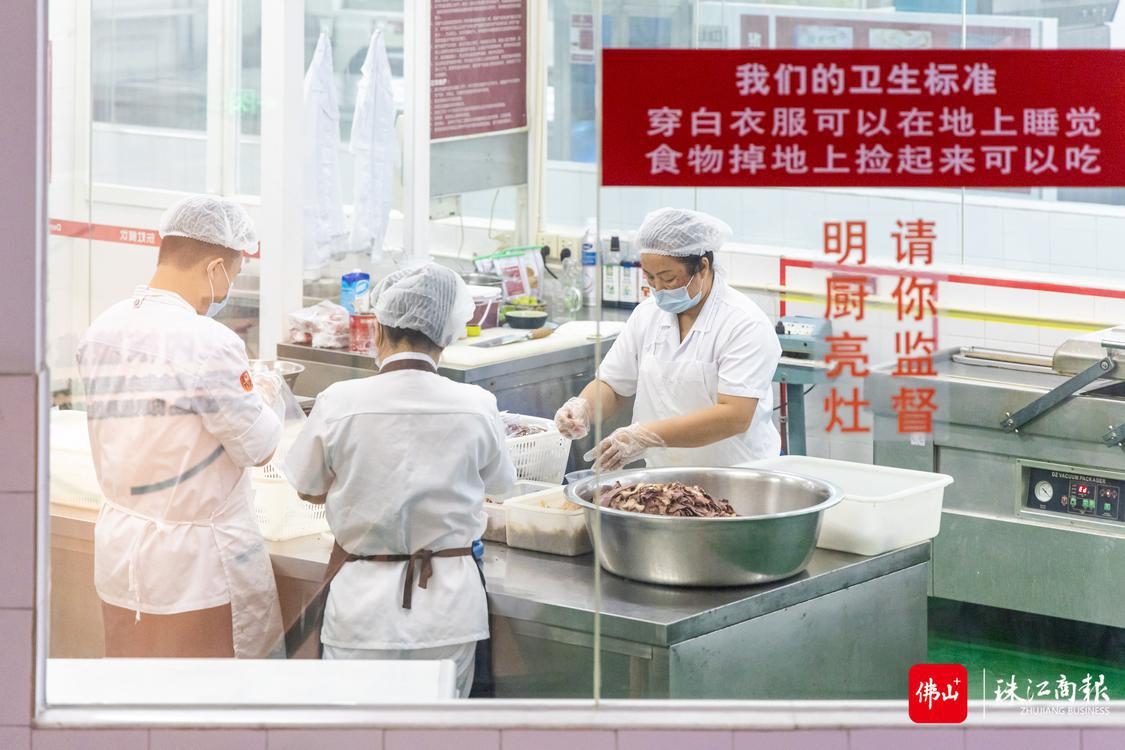 9月20日,广东东灶餐饮投资管理有限公司中央厨房工作人员正在处理食材。珠江商报记者林安迪摄 (2).jpg