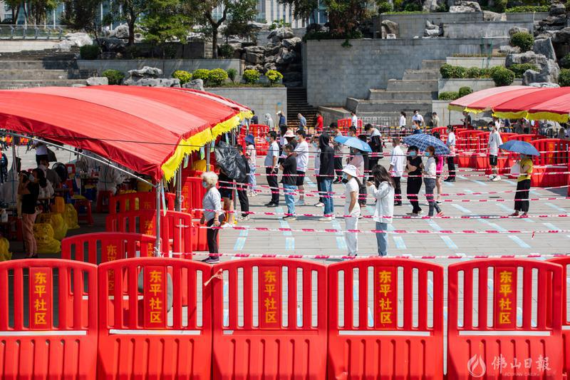 市民自觉间隔一米排队等待检测。佛山日报记者符诗贺摄