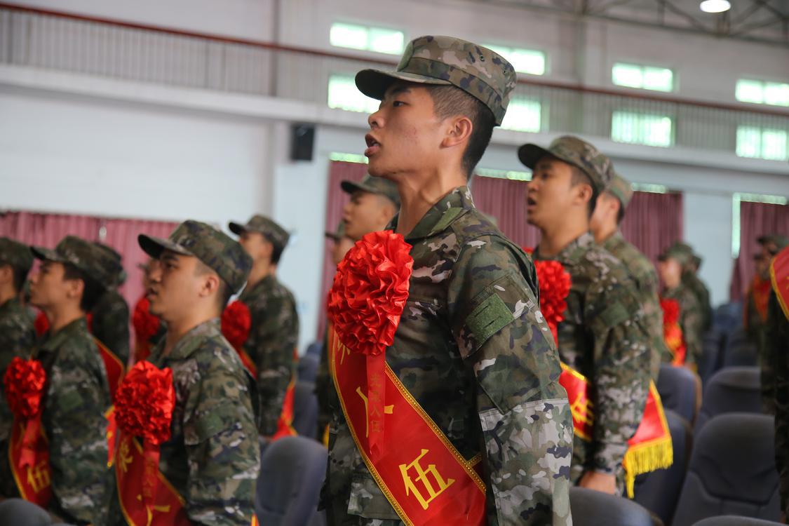 新兵庄严宣誓。通讯员供图.jpg