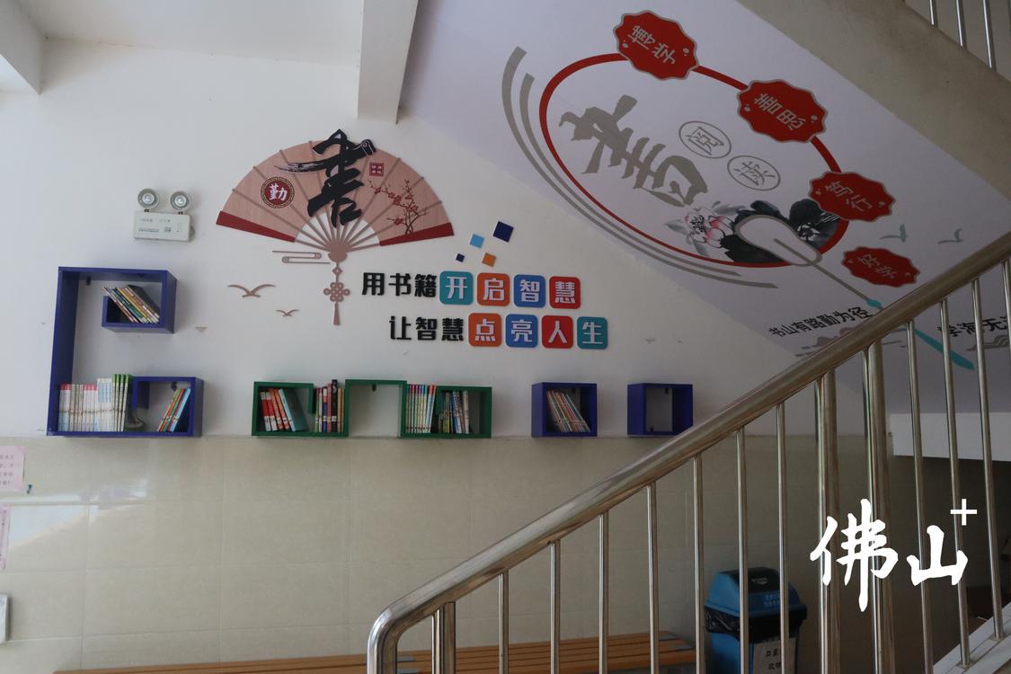 学校利用楼梯间的闲置空间打造读书角。.JPG