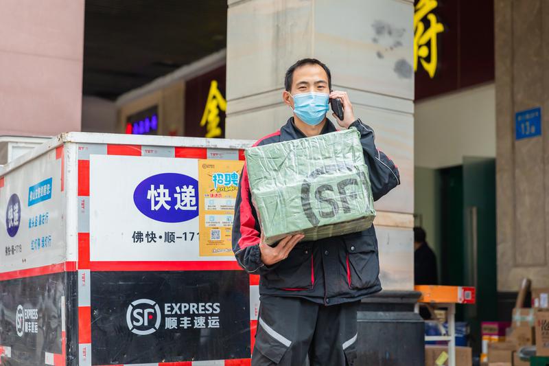 临近春节,不少市民选择就地过年,寄收快递的需求比较高,一大早,顺丰速运的工作人员雪年枢驾驶快递车抵达碧桂园城市花园小区收派件,现场雪年枢正在给业主打电话,询问其是否在家。/佛山日报记者王澍摄