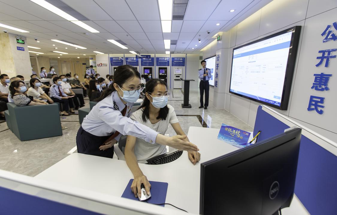 纳税服务体验师代表现场体验留抵退税申请操作。通讯员供图.jpg