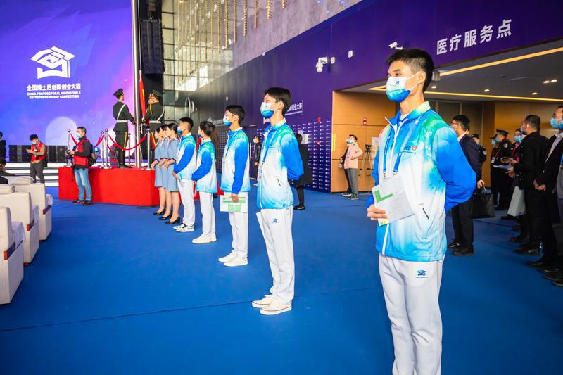开幕式现场志愿者。/佛山日报记者周春、符诗贺摄