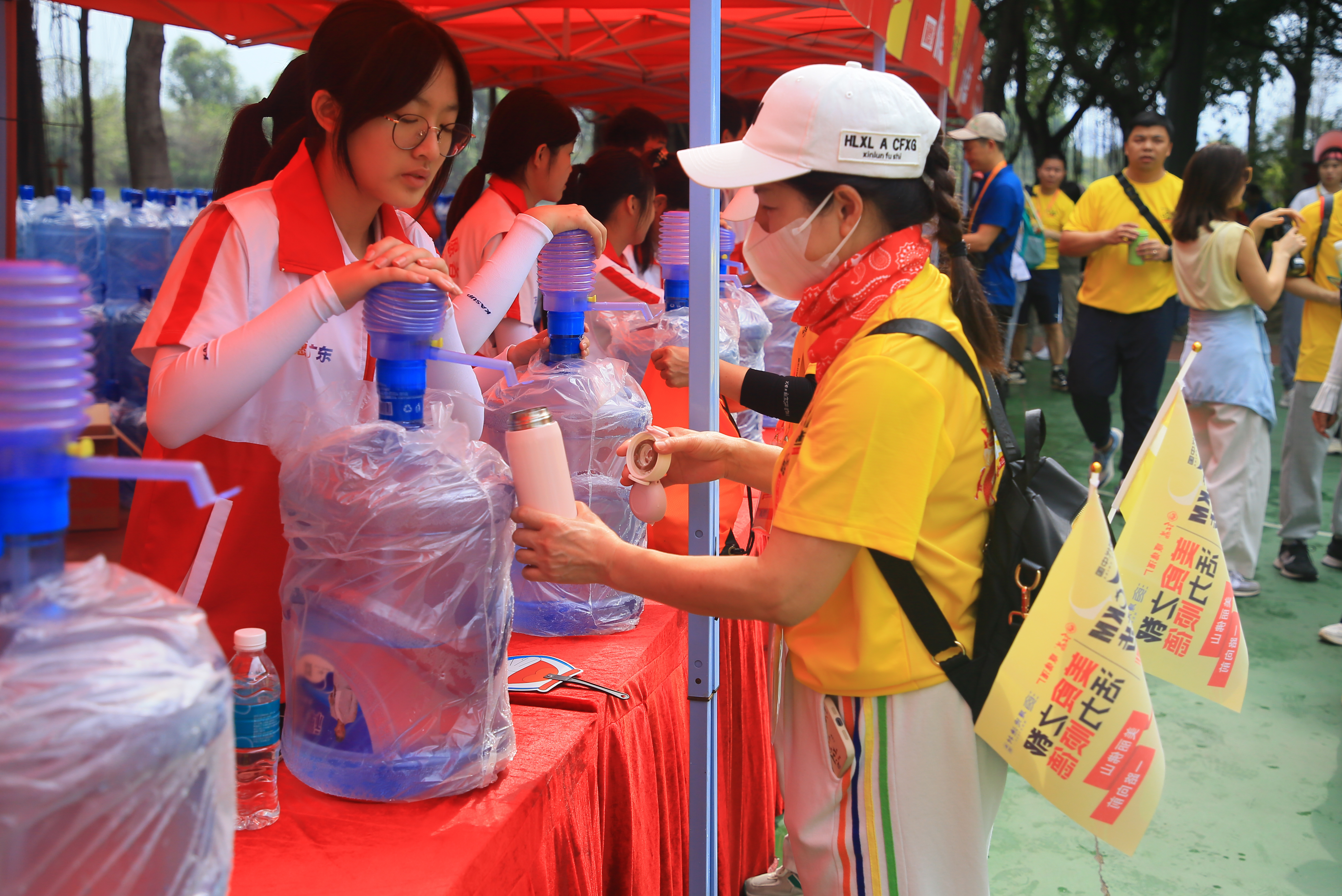 徒步市民在补给点加水。佛山市新闻传媒中心(7891246)-20250225193038.JPG