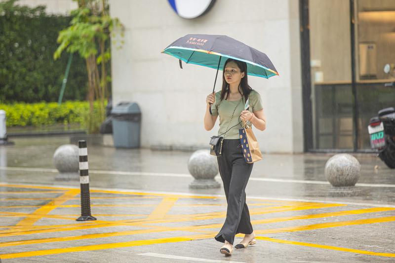 5月7日至10日佛山市雷雨天气频繁，间中雨势较大，局部有短时强降水、短时大风等强对流天气。在东平保利广场市民撑着雨伞出行。佛山日报记者符诗贺摄