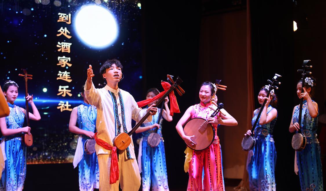 3、市级传承人黄佩仪和徒弟演出照.JPG
