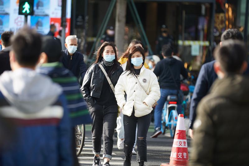 在禅城祖庙路,市民穿上冬装出行。/佛山日报记者吕润致摄