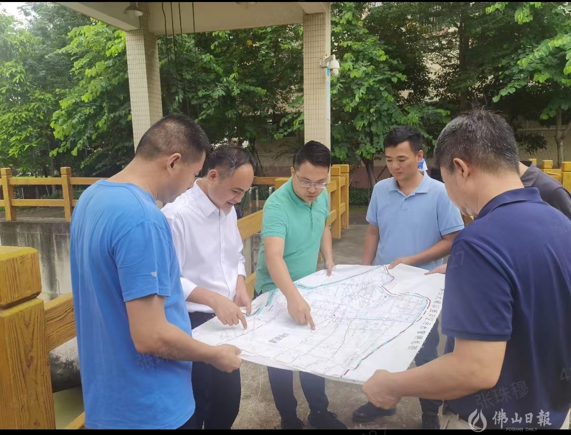 黄礼泉书记在督导禅城区防汛情况(受访单位供图).jpg