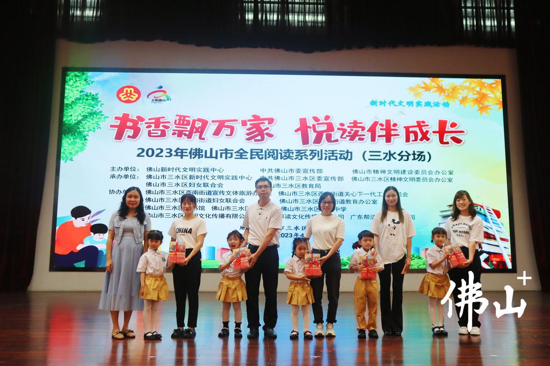 向亲子代表赠书图书《习近平走进百姓家》以及亲子图书。佛山日报记者邵巧玲摄.jpg