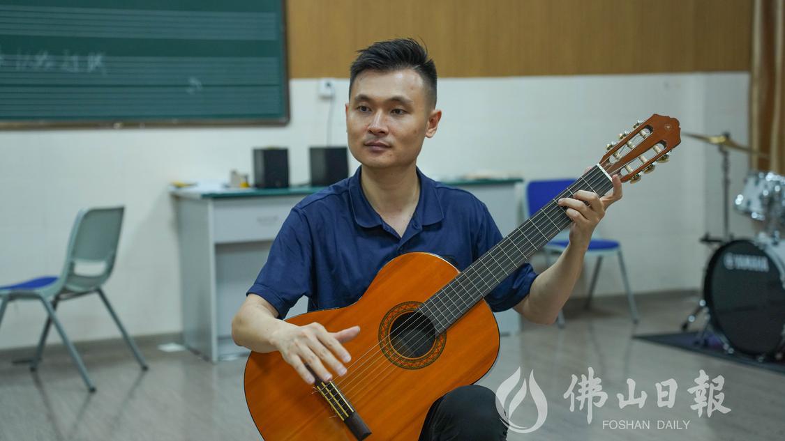 方力平老师在课堂上注视着学生弹奏。佛山市(5381652)-20230626194049.jpg