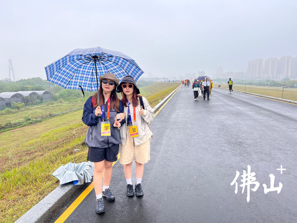 王思妍与同伴在徒步途中留影。佛山日报记者杨立韵摄.jpg