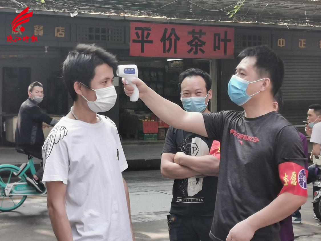 疫情期间,桂雅南二路街长志愿互助会的街长轮流在门口岗位值守,守护园区员工安全。.png