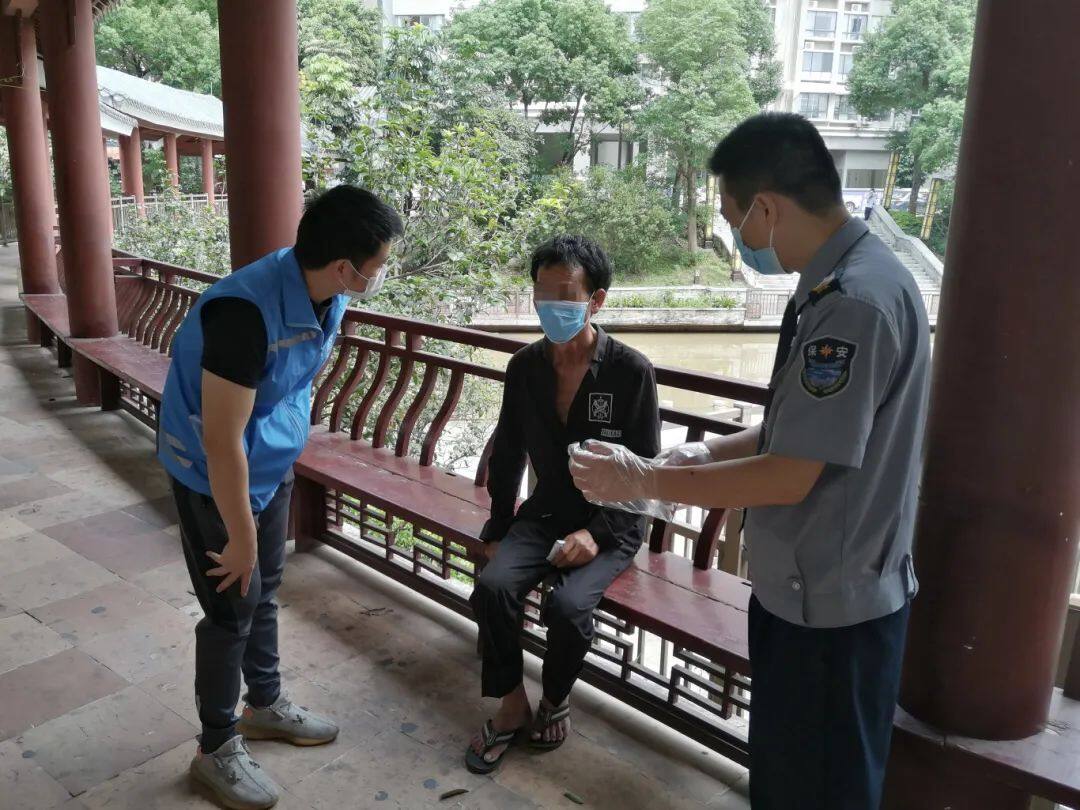 市救助管理站工作人员上街向流浪乞讨人员进行救助、劝导。 市救助管理站工作人员上街向流浪乞讨人员进行救助、劝导。
