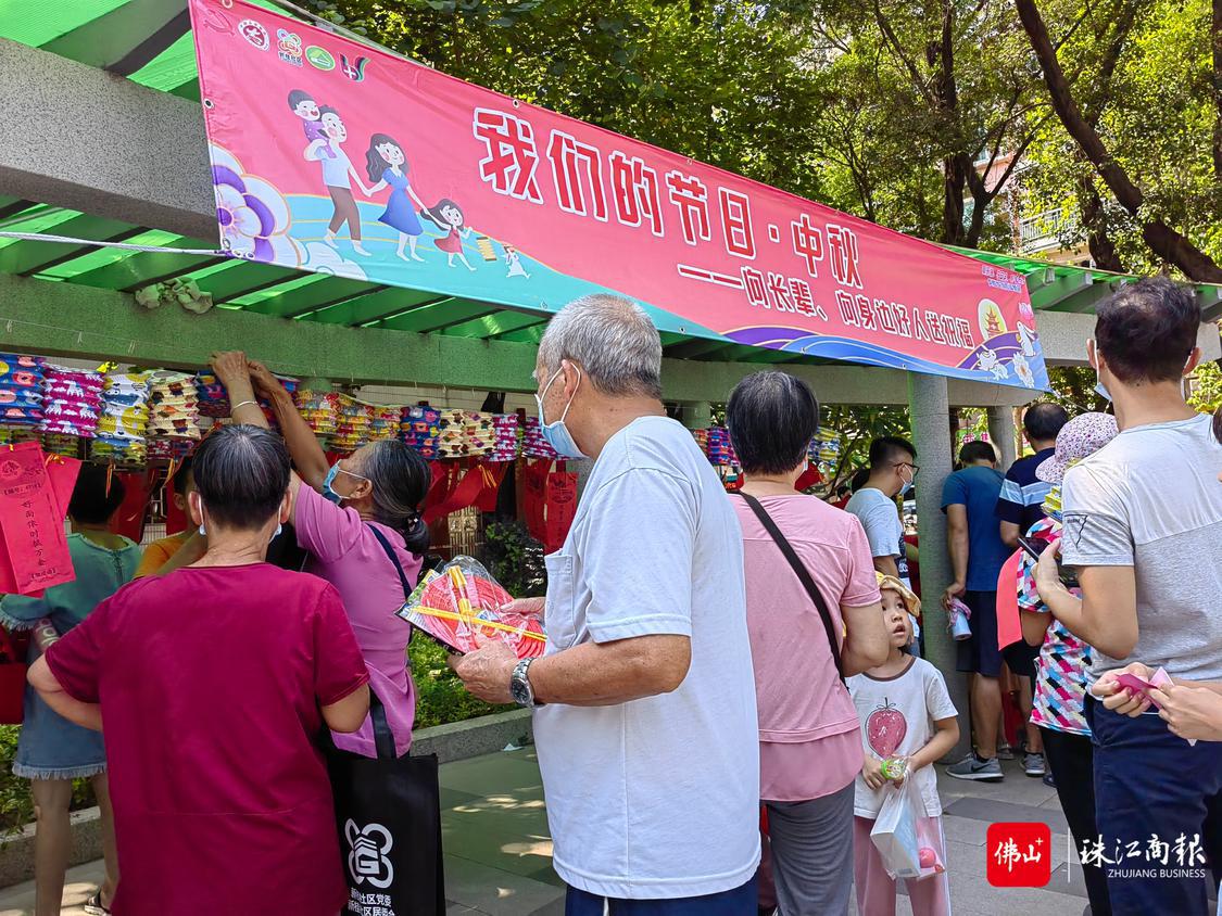 居民参与迎中秋猜灯谜活动。.jpg