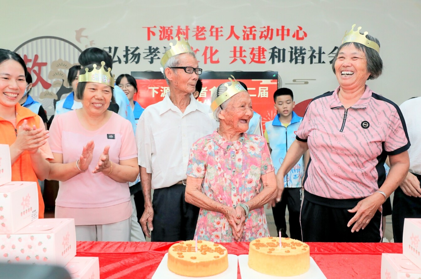 下源村设立长者饭堂(助餐点),为老人过集体生日。 下源村设立长者饭堂(助餐点),为老人过集体生日。