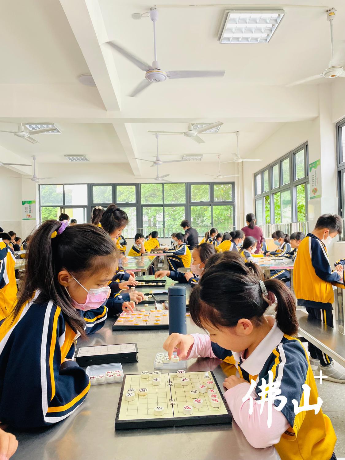 学生正在进行象棋比赛。学校供图.jpg