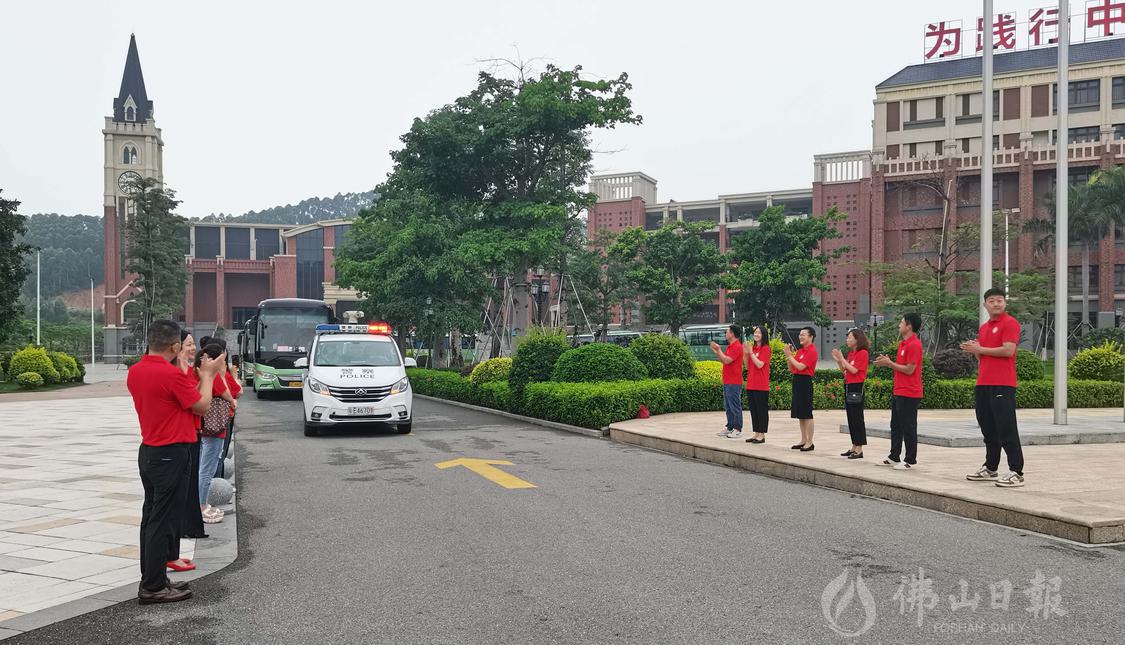 6月7日，高明公安民警前往佛山市惟德外国语实验学校，为参加高考的学子们护航高考。佛山日报记者罗婉琼摄.jpg