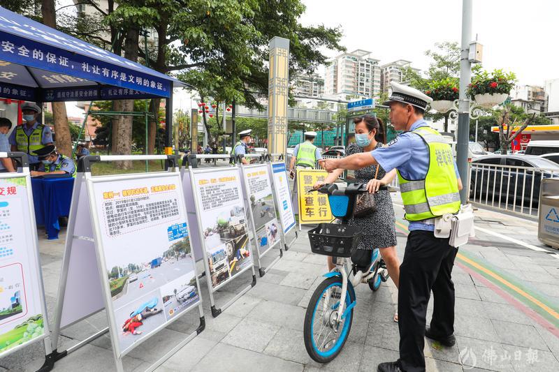 2021年9月1日起,佛山公安在岭南大道北和同济东路交叉路口重点对未佩戴头盔、逆行、不按规定车道行驶、违规载人、闯红灯等交通违法行为进行治理。佛山日报记者符诗贺摄