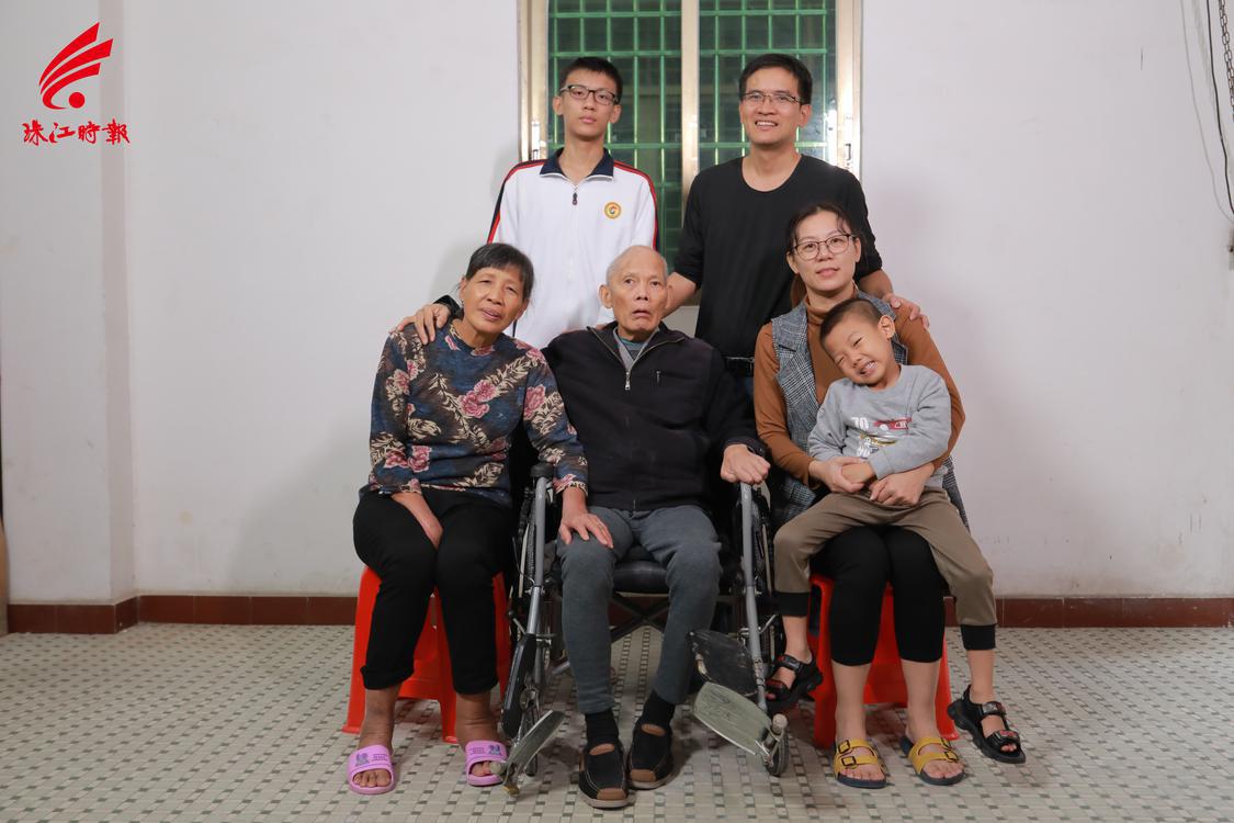 周惠贞家庭合照.JPG