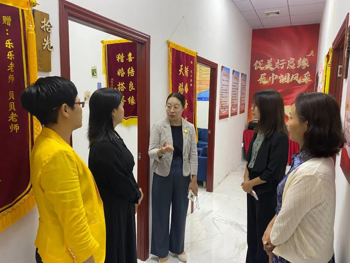 高明区妇联主席杨帼梅(中)正在介绍追日婚姻服务有限公司现况。妇联供图.jpg