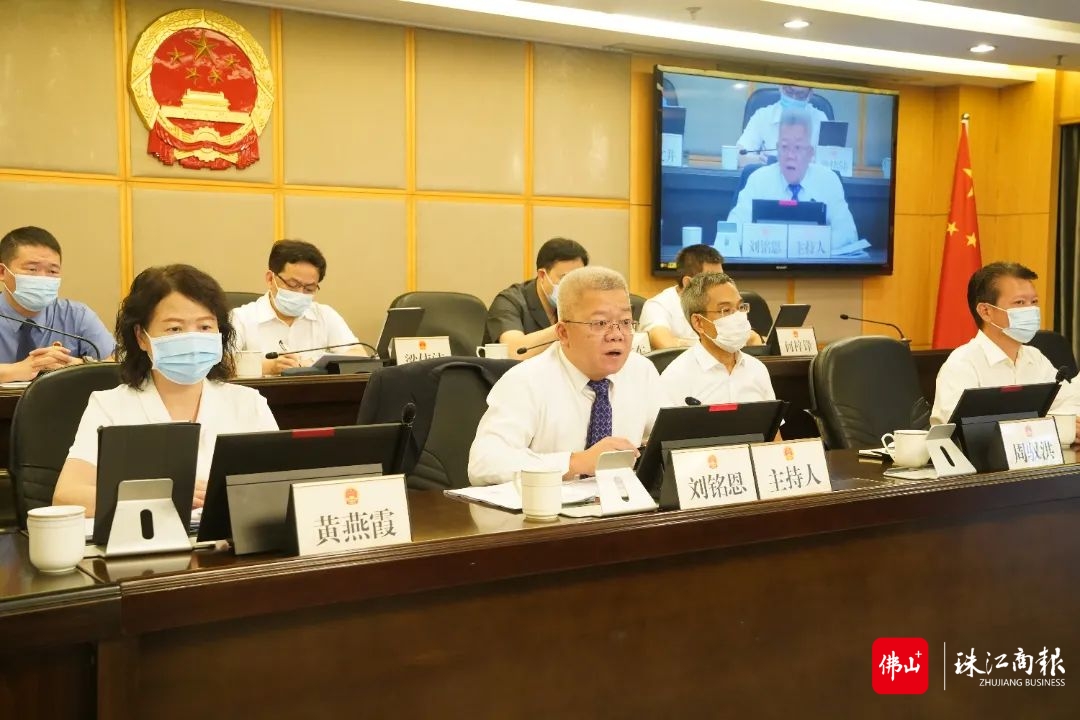 区人大常委会主任刘铭恩主持会议.jpg