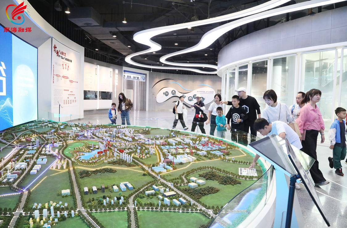 10月27日，“百万学子游南海·科普研学游”活动上有近50名亲子一起探寻科技发展魅力。在南海氢能中心，南海学子们从多角度体验氢科技和氢生活场景，了解氢能在各领域的神奇应用，真切感受到南海“中国氢能产业之都”的魅力。.JPG
