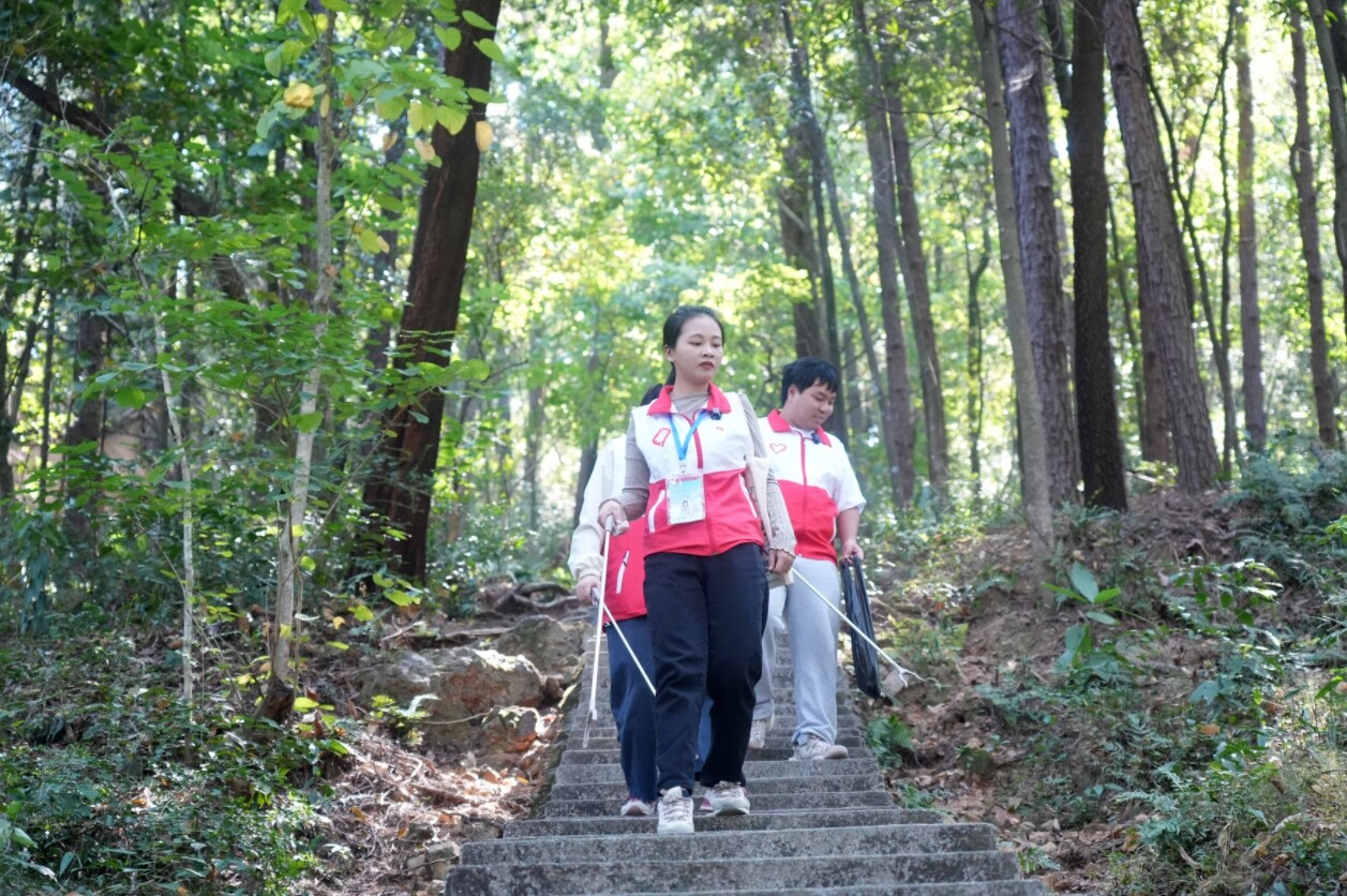 李淑婷的志愿服务从捡垃圾和不要在树上刻字等小事来影响更多的人爱护环境保护环境。 李淑婷的志愿服务从捡垃圾和不要在树上刻字等小事来影响更多的人爱护环境保护环境。