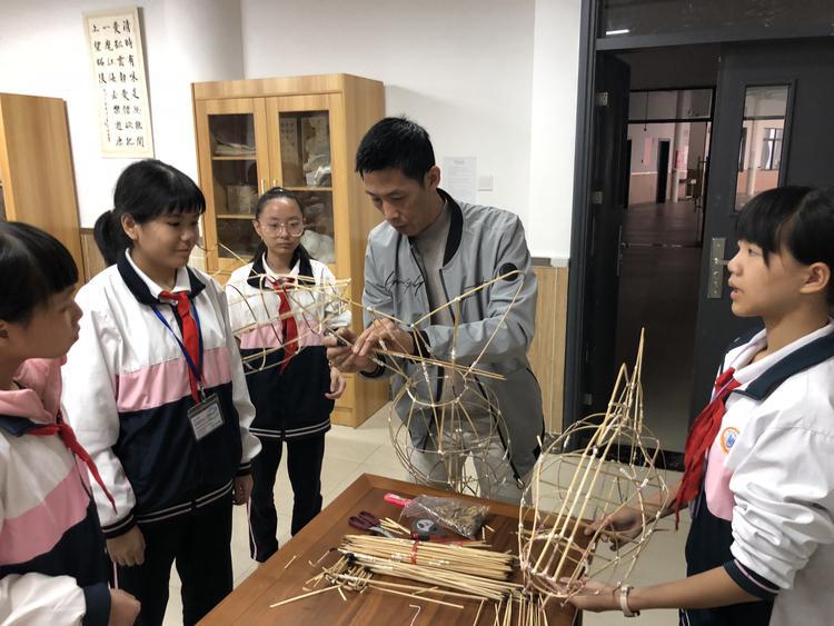 成美初级中学元宵佳节观鱼灯顺德开学季