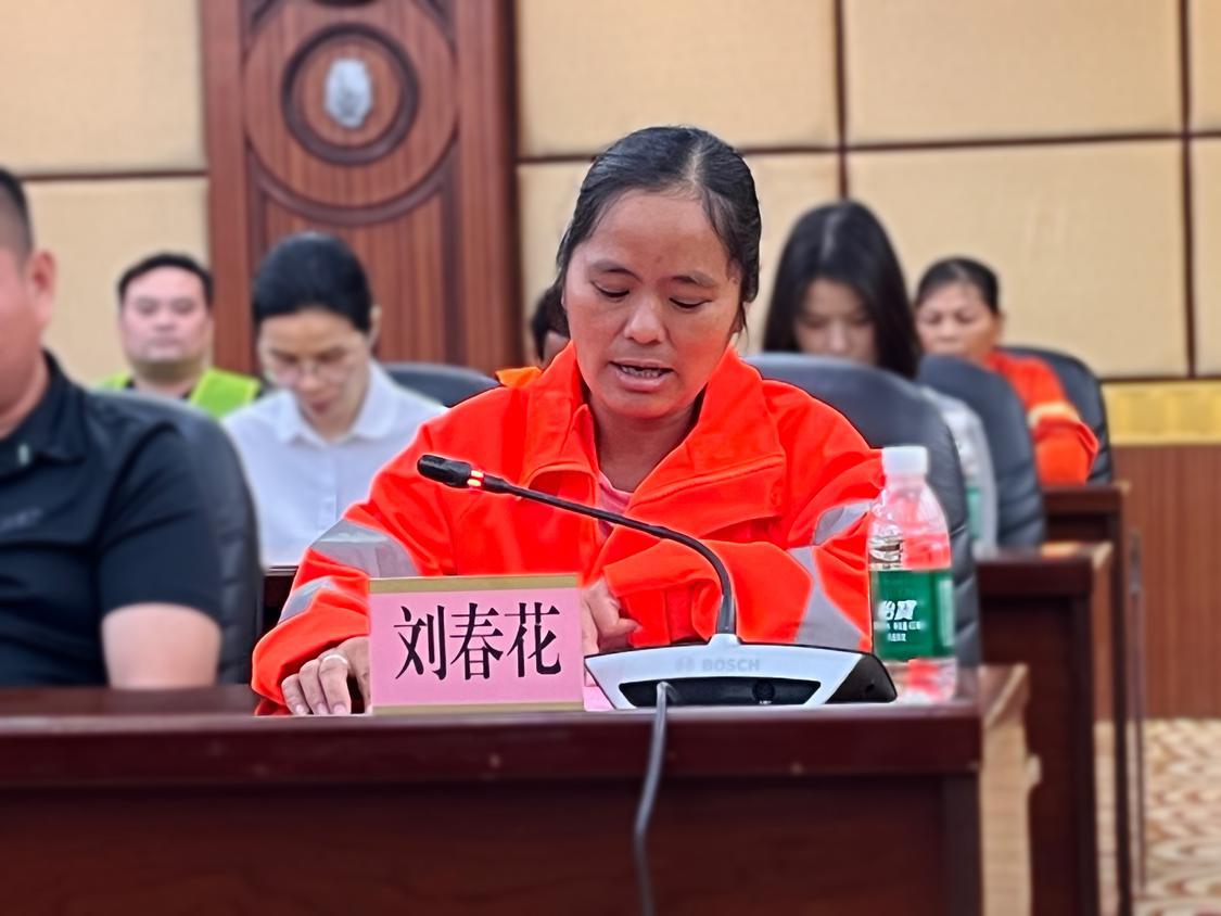 环卫工人代表、高明区盈得智慧城市管理有限公司环卫保洁班长刘春花在活动现场分享心得。高明融媒记者陈嘉懿摄.jpg