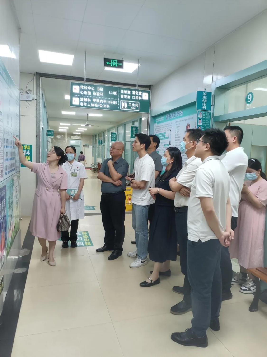 此前,信宜市医护人员到高明区城北社区卫生服务中心参观见学。部门供图.png