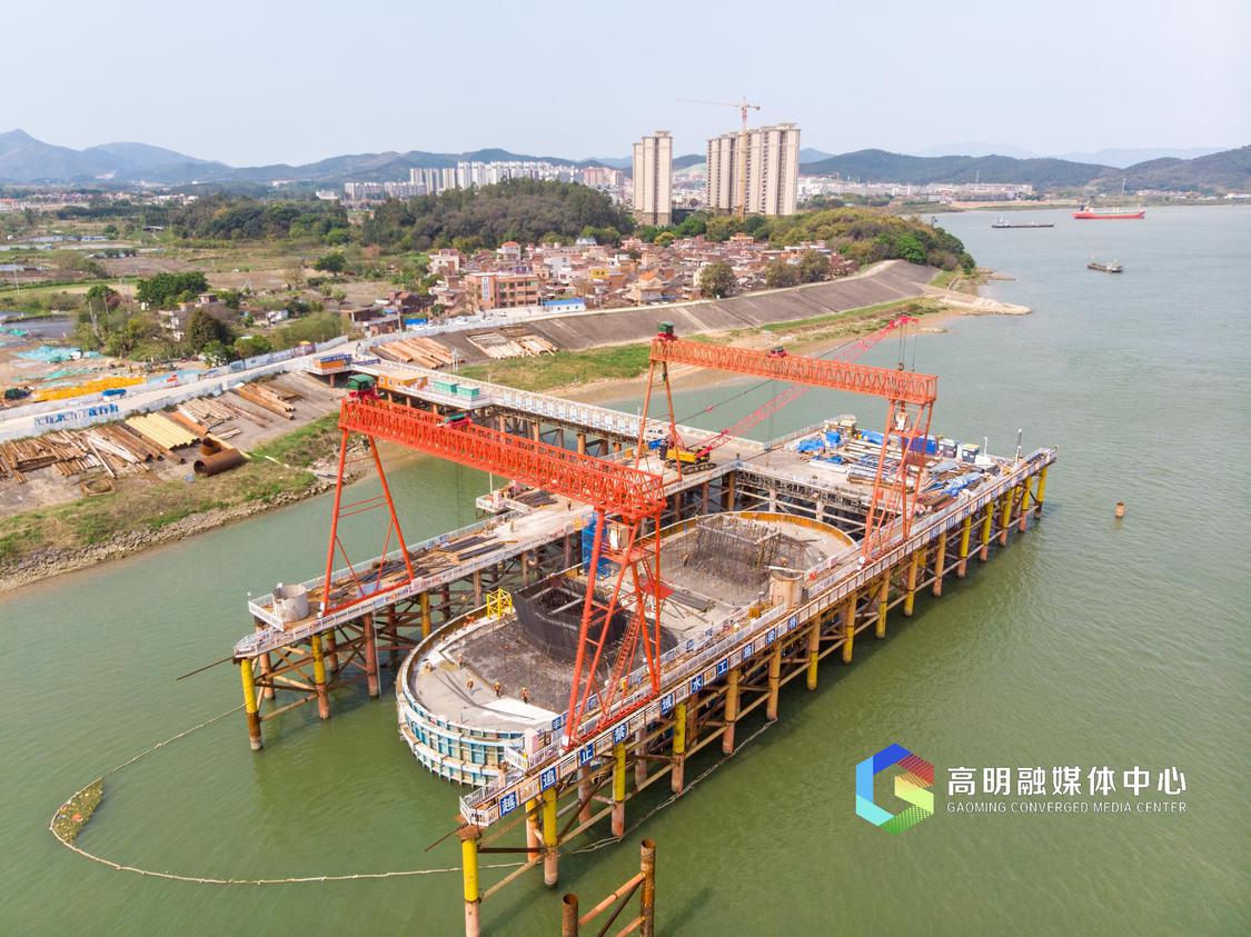 2021年2月大桥两岸主墩目前已进入塔柱施工阶段,高明岸主墩正进行塔座施工。.jpg