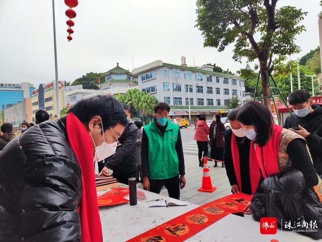 中国书法家协会会员、顺德书法家协会名誉主席、顺德政协书画院副院长胡焯渠现场为市民写挥春。.jpg