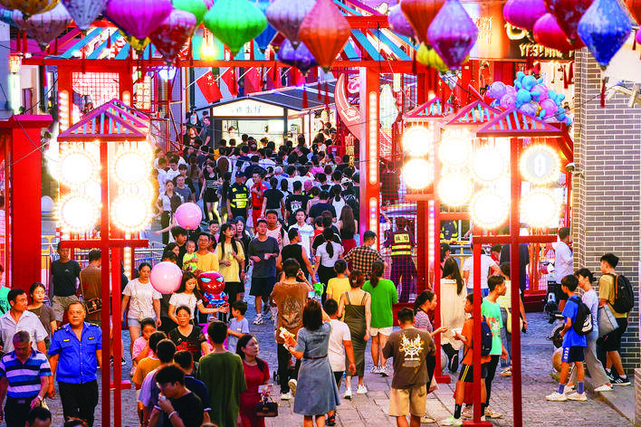 水东街夜生活人气旺。 水东街夜生活人气旺。