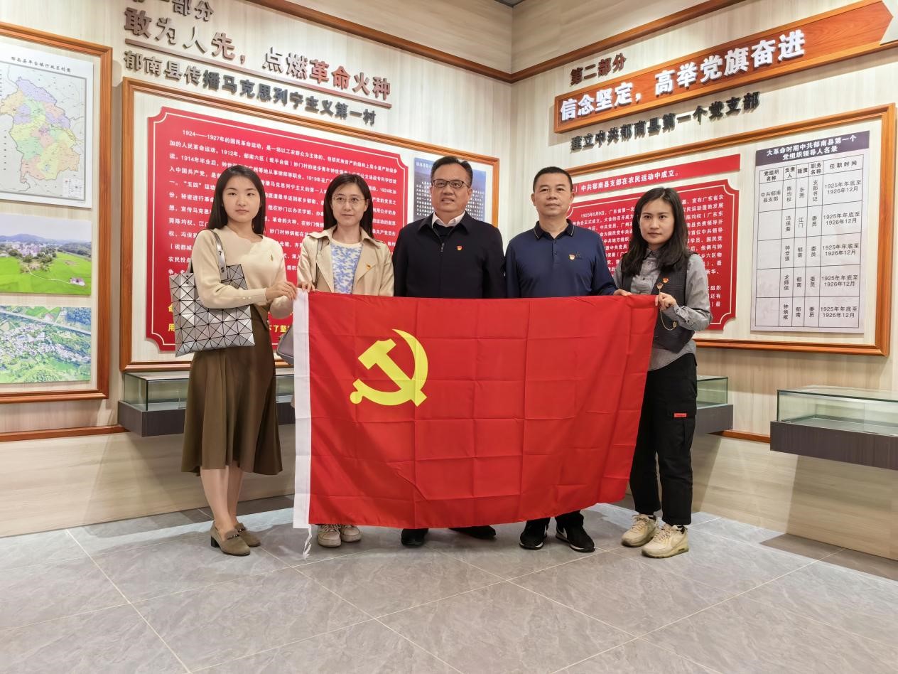 广东省发展研究中心宏观经济研究处党支部在基地重温入党誓词。.jpg