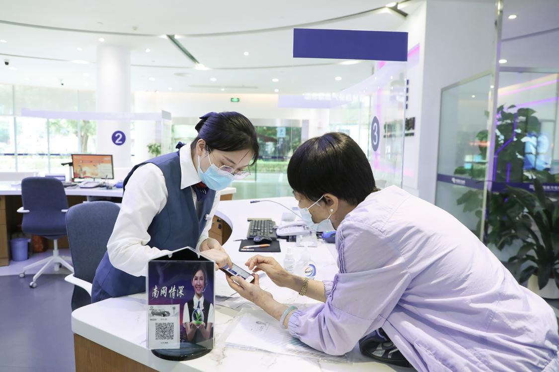 用户到佛山智能增值服务体验厅咨询增值服务业务。企业供图.jpg
