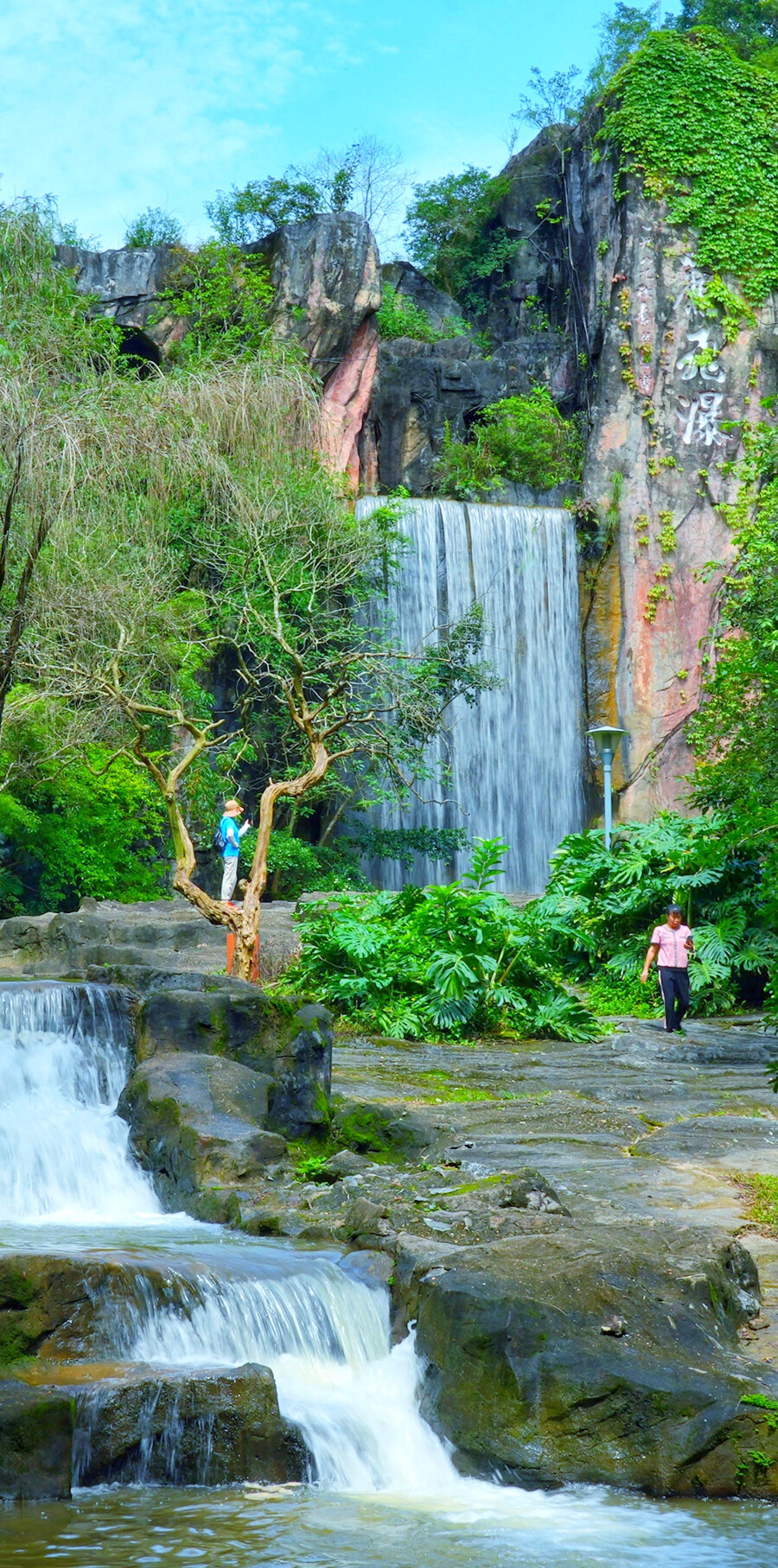 水帘飞瀑。 水帘飞瀑。
