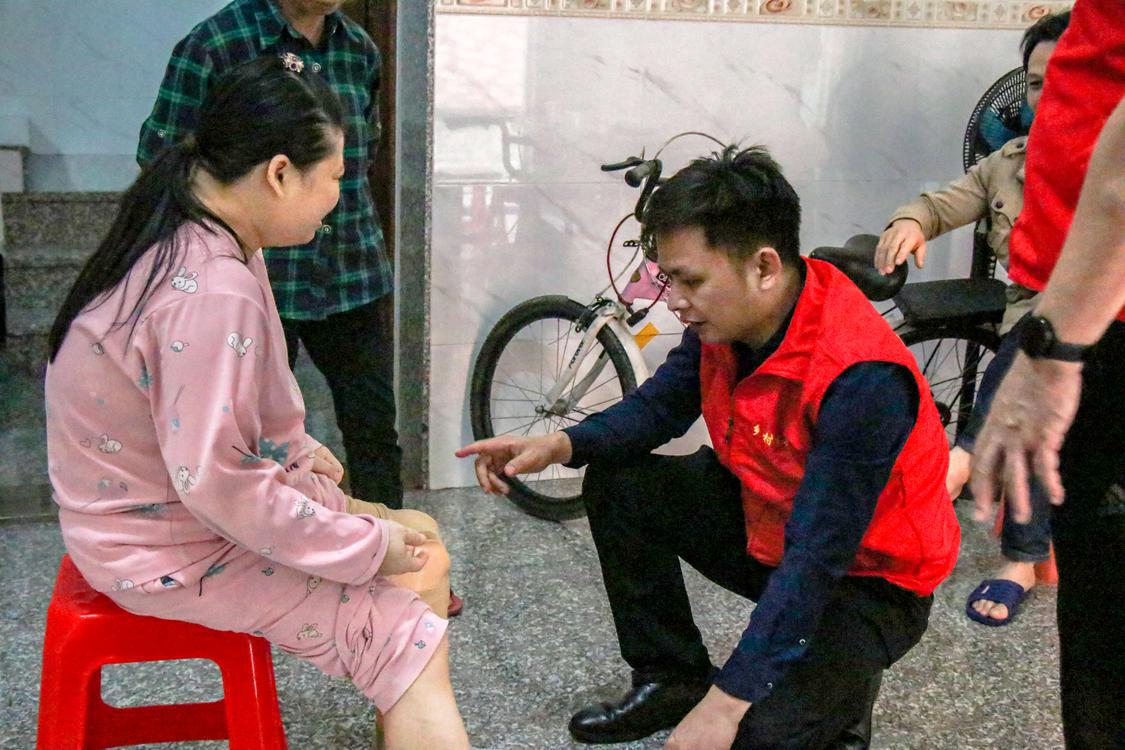 林秋利为患者检查残肢.jpg