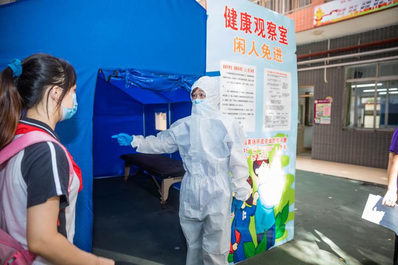 伦教小学演练现场,在场发现一名“发热”学生,相关老师将其带到观察室,并做下一步处理。/佛山日报记者王伟楠摄